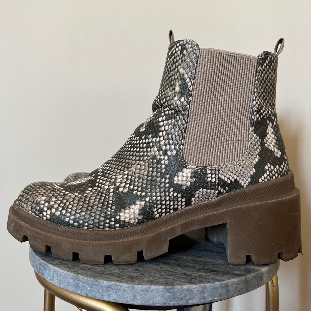 Snake print lug boot - 8.5